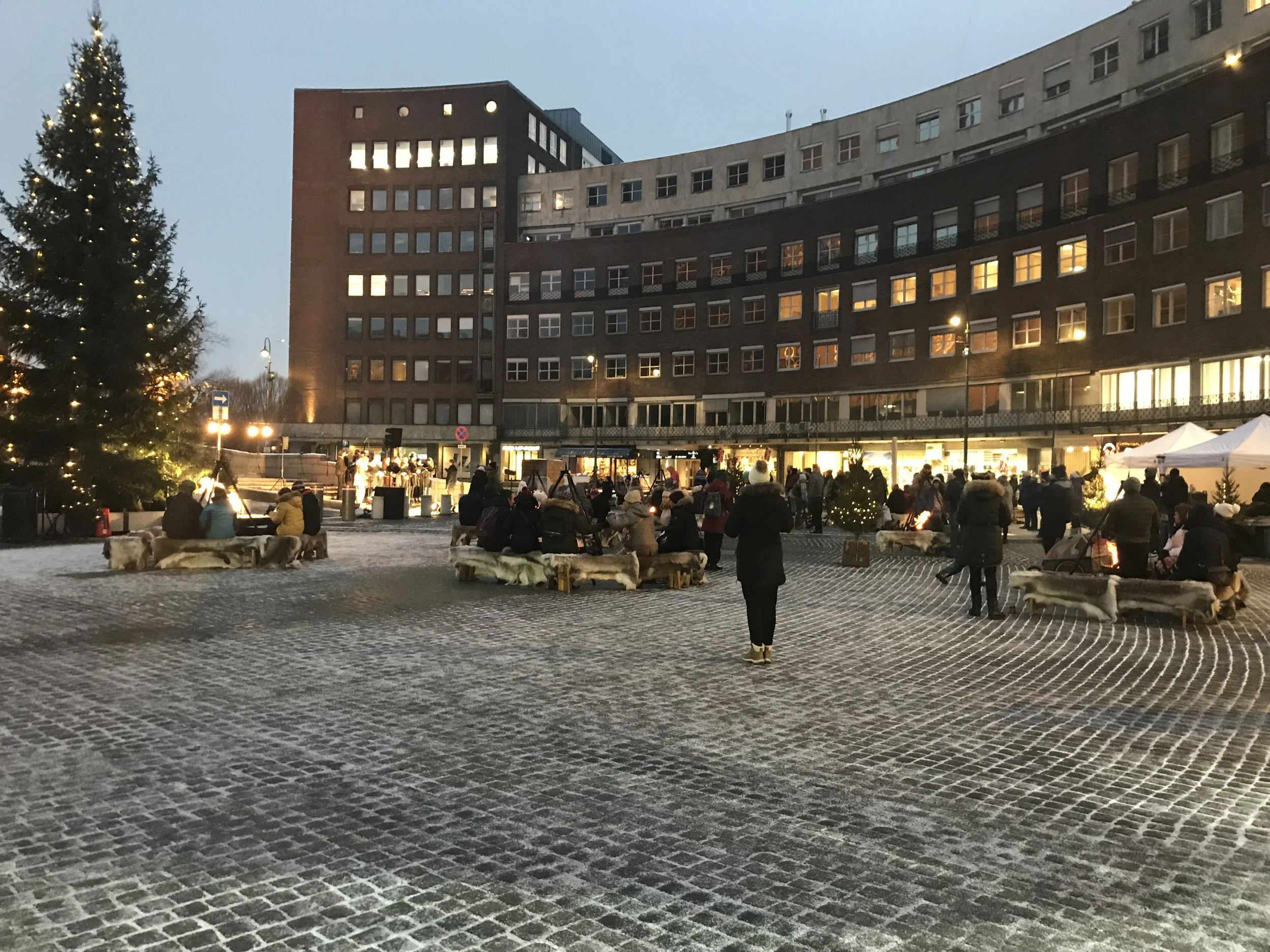 Her mener Bilfritt byliv at det var opp mot 500 personer som kom for “Raymonds Julepause”.