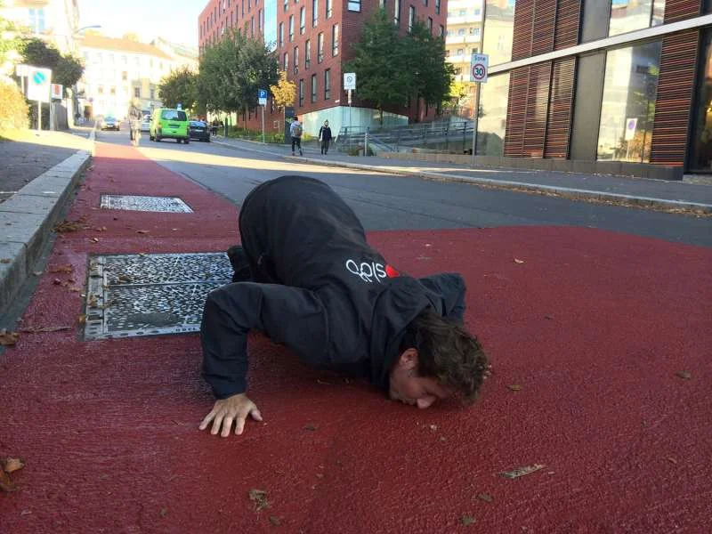 Sykkeldirektør Rune Gjøs i Oslo kommune elsker lukten av rød asfalt, i følge Statens Vegvesen. https://www.vegvesen.no/fag/fokusomrader/Miljovennlig+transport/enkle-tiltak/rodt-dekke/rode-lopere-for-syklister