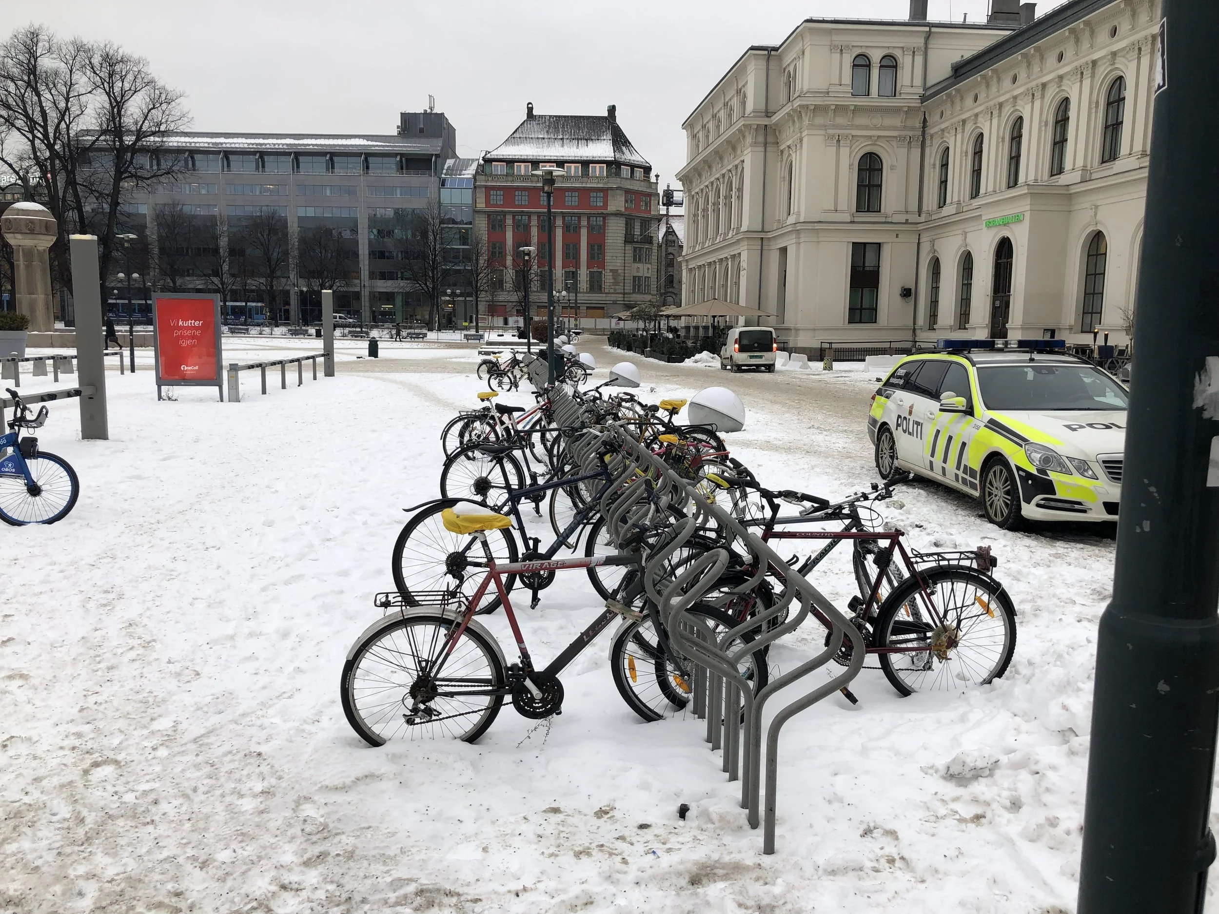 Utendørsparkering på Oslo S tilfredsstiller ingen krav.
