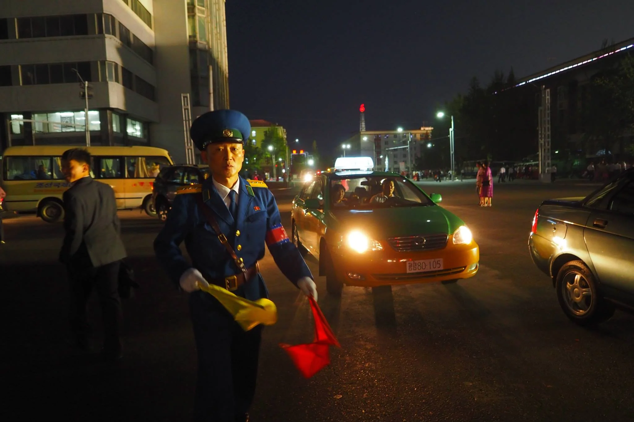 Nord-Koreansk gatebetjent. Se flere bilder lenger ned.