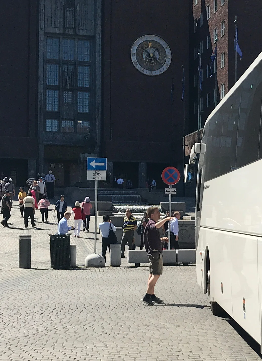 Bystyrerepresentant Eivind Trædal for anledningen i shorts er godt kjent for å leke “konstabel” på Fridtjof Nansens plass ved Oslo Rådhus. Bilfri plass er en av hans store merkesaker.