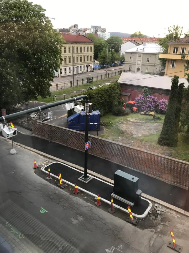 I Konows gate klemte medlem av byutviklingskomiteen trolig den første av mange bomgalger. Takk til fotografen.