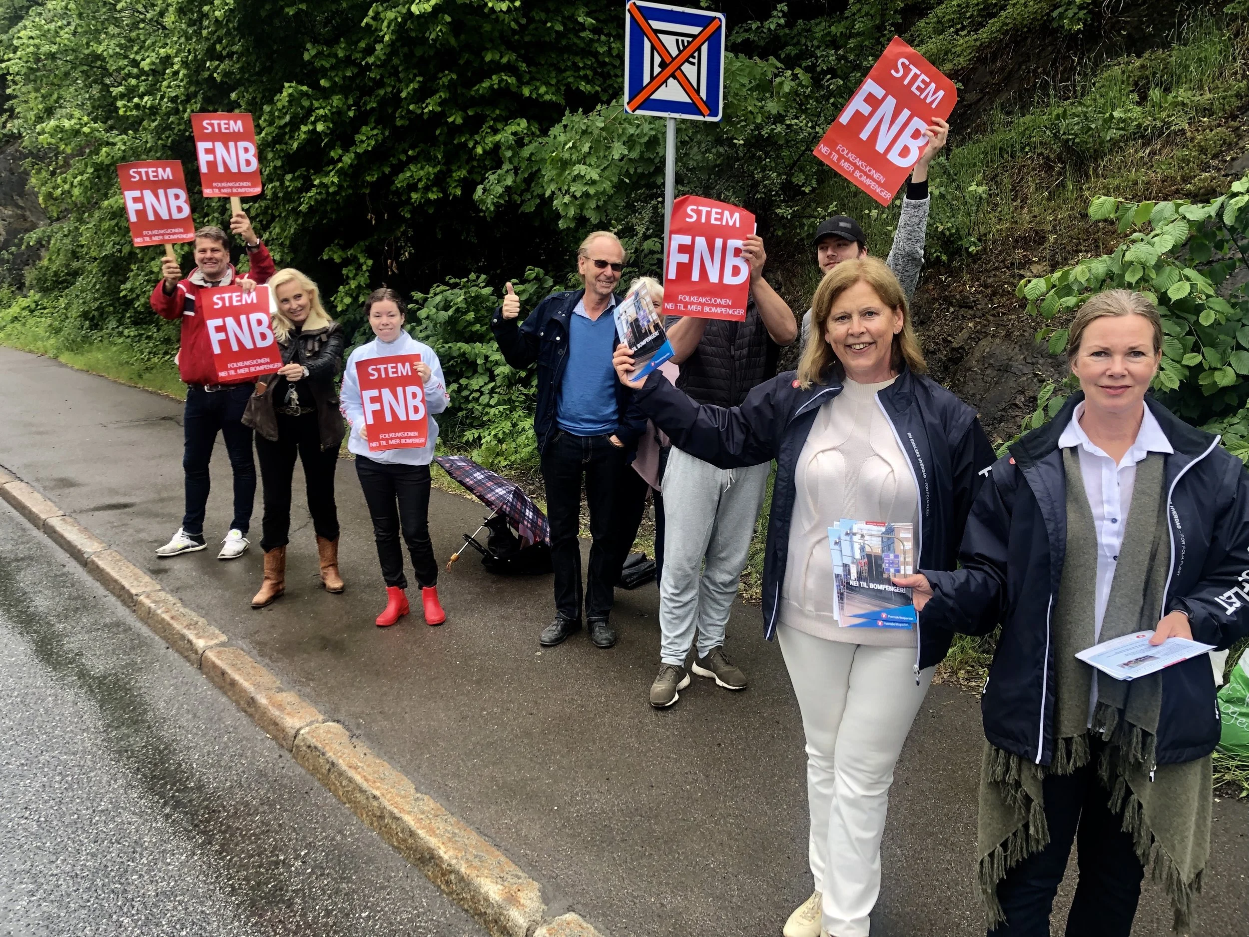 - Vi har aksjoner ved ni av 83 bomstasjoner. Nå er det faktisk nok. Alle bilistene gir tommelen opp når de passerer, sier Camilla Wilhelmsen (FrP). Nummer to fra høyre.