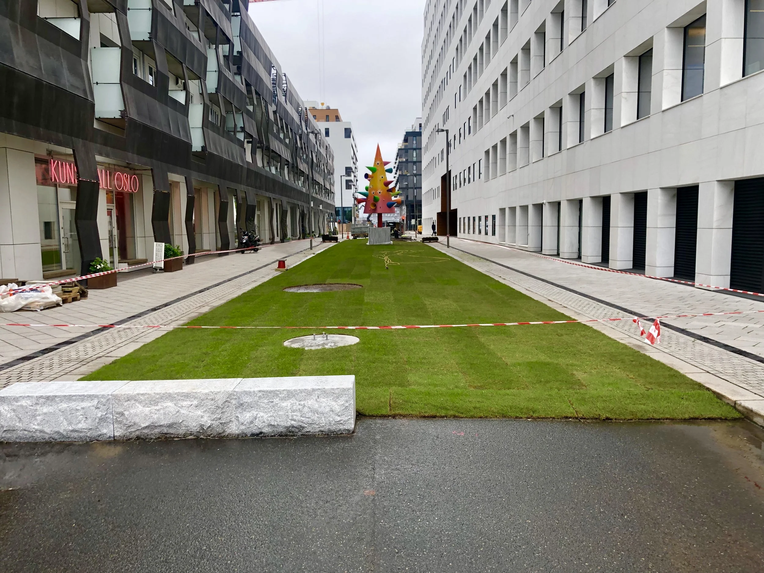 Inngangsdøren til Kunsthall Oslo AS til venstre på bildet. Fjorden rett frem.