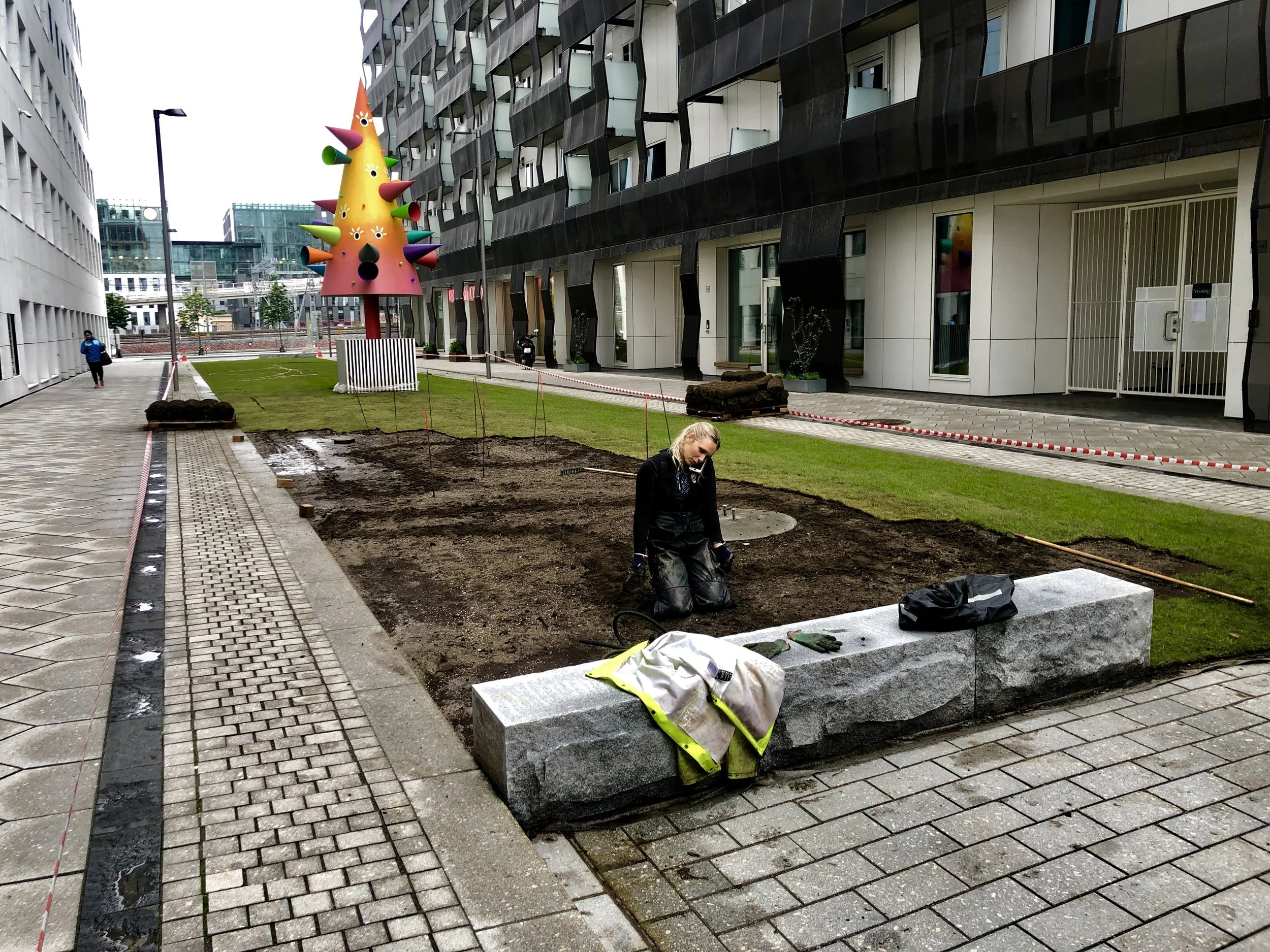 Oslo S bak til venstre.