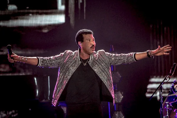 Feature Photo Large Lionel Richie -4876-2 3000 pixels across-M.jpg