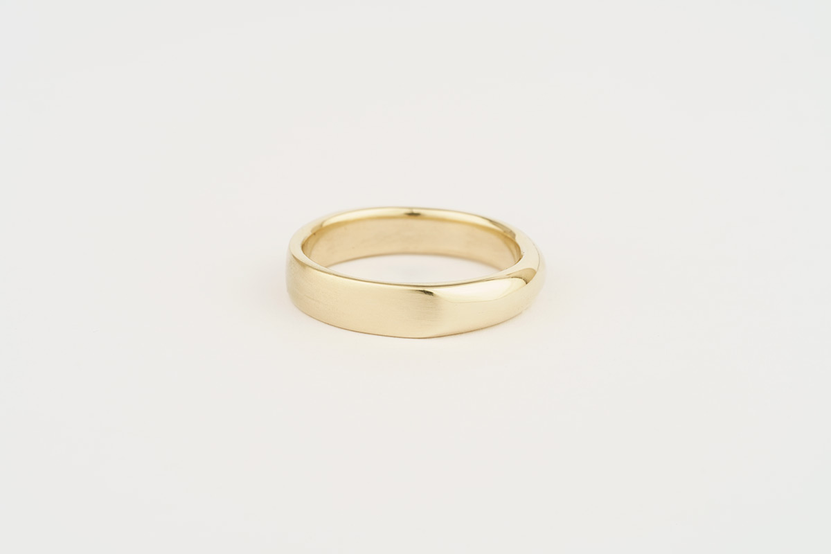  Gents' 9ct yellow gold wedding band - half flat half round - with a polished and matte finish 