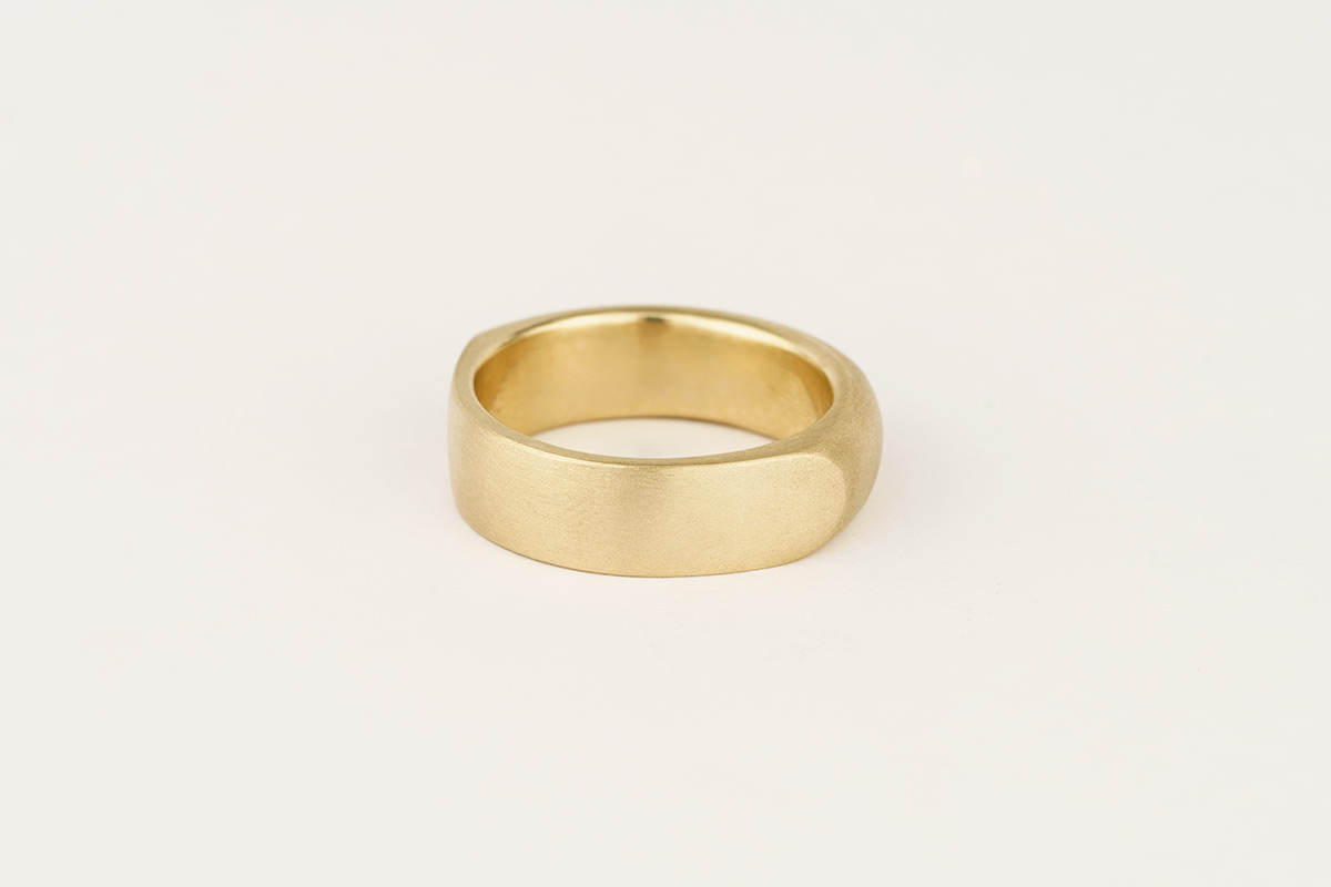  9ct yellow gold chunky wedding band | half rounded / half flat with distinct facet edges 