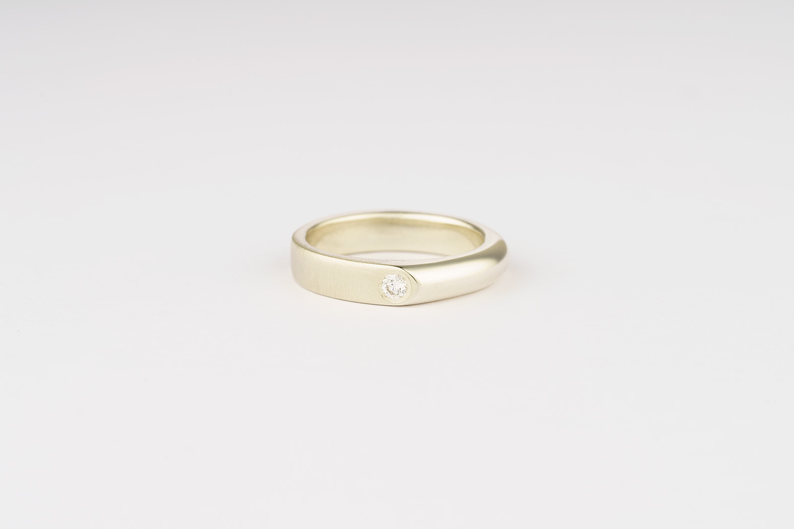  9ct white gold / CanadaMark diamond engagement ring 