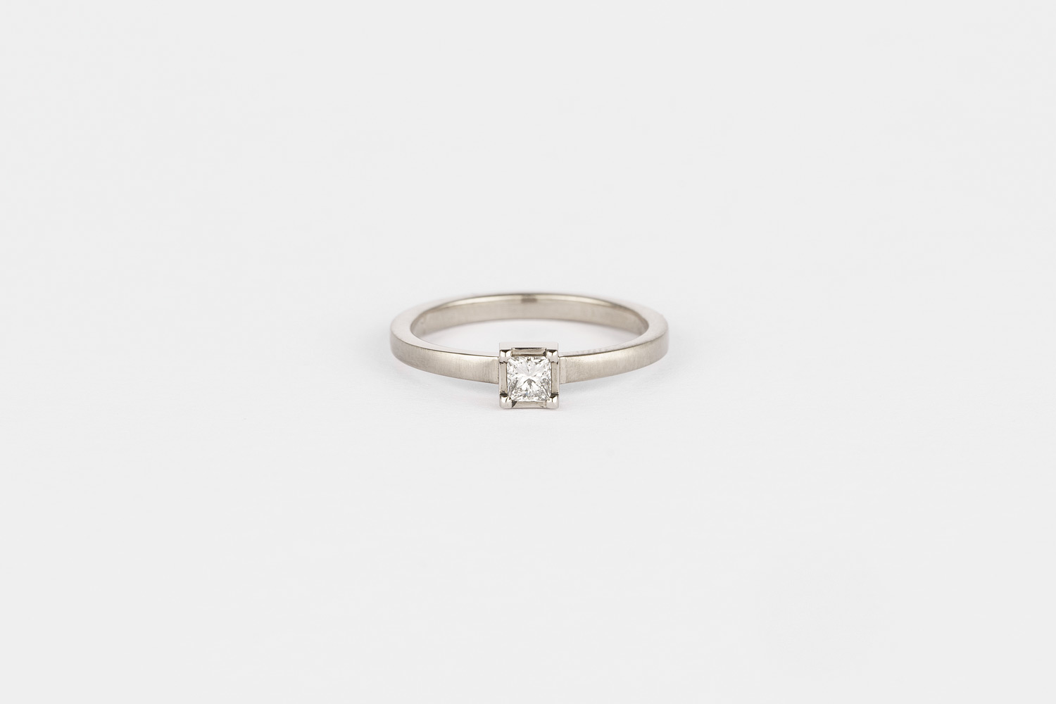  Fairtrade 18ct white gold set with a conflict-free princess-cut diamond 