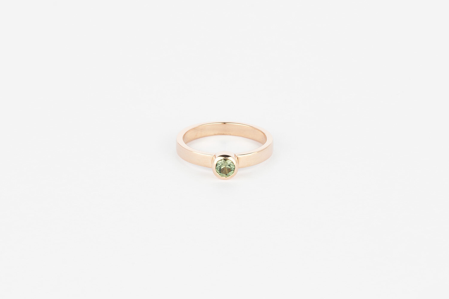  Fairtrade 9ct rose gold engagement ring, set with a green sapphire 