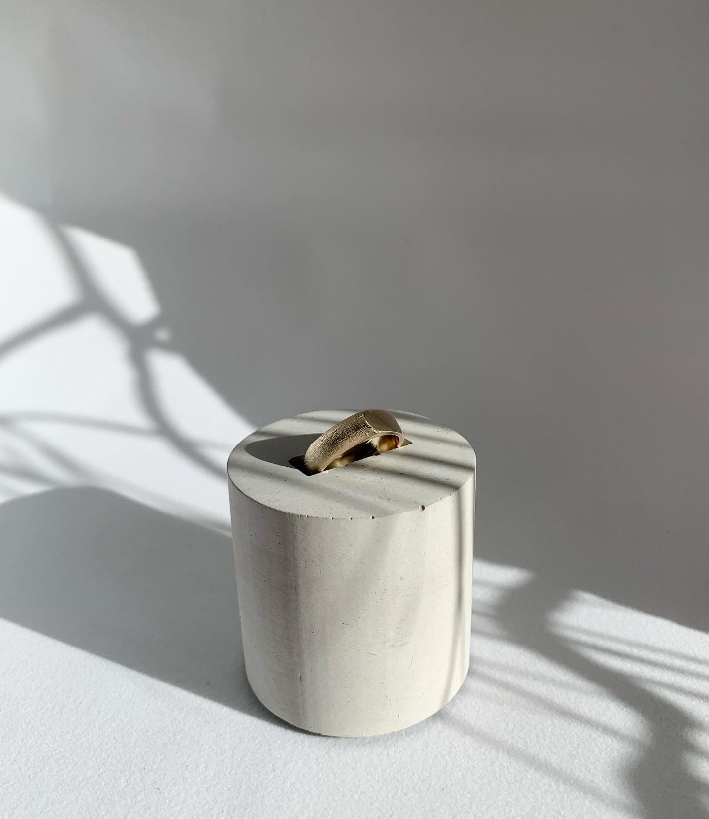 Half flat / half rounded with a contrasting matte texture and polished finish, in recycled 9ct yellow gold ☀️.
.
.
.
.
#jewellery #scottishjeweller #alternativeweddingring #ceremonyrings #scottishcraft #scottishjewellery #minimaldesign #contemporaryj