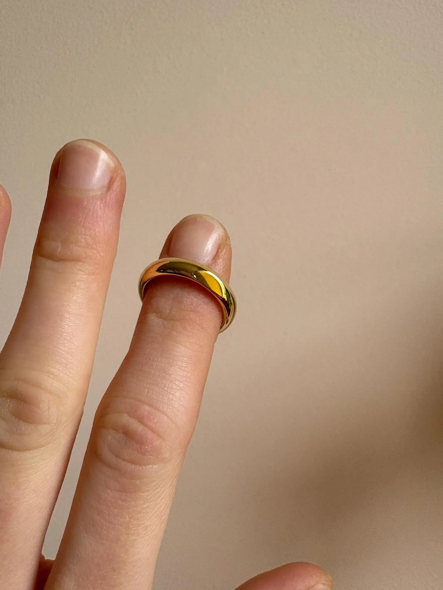 A chunky 3-Plane Ring in gorgeous 18ct yellow gold, made for the equally gorgeous Kelly Macdonald 😍 The ring has 3 subtle facets &lsquo;planed&rsquo; off at different angles which catch the light. Kelly&rsquo;s also wearing the Half + Half Hoops in 
