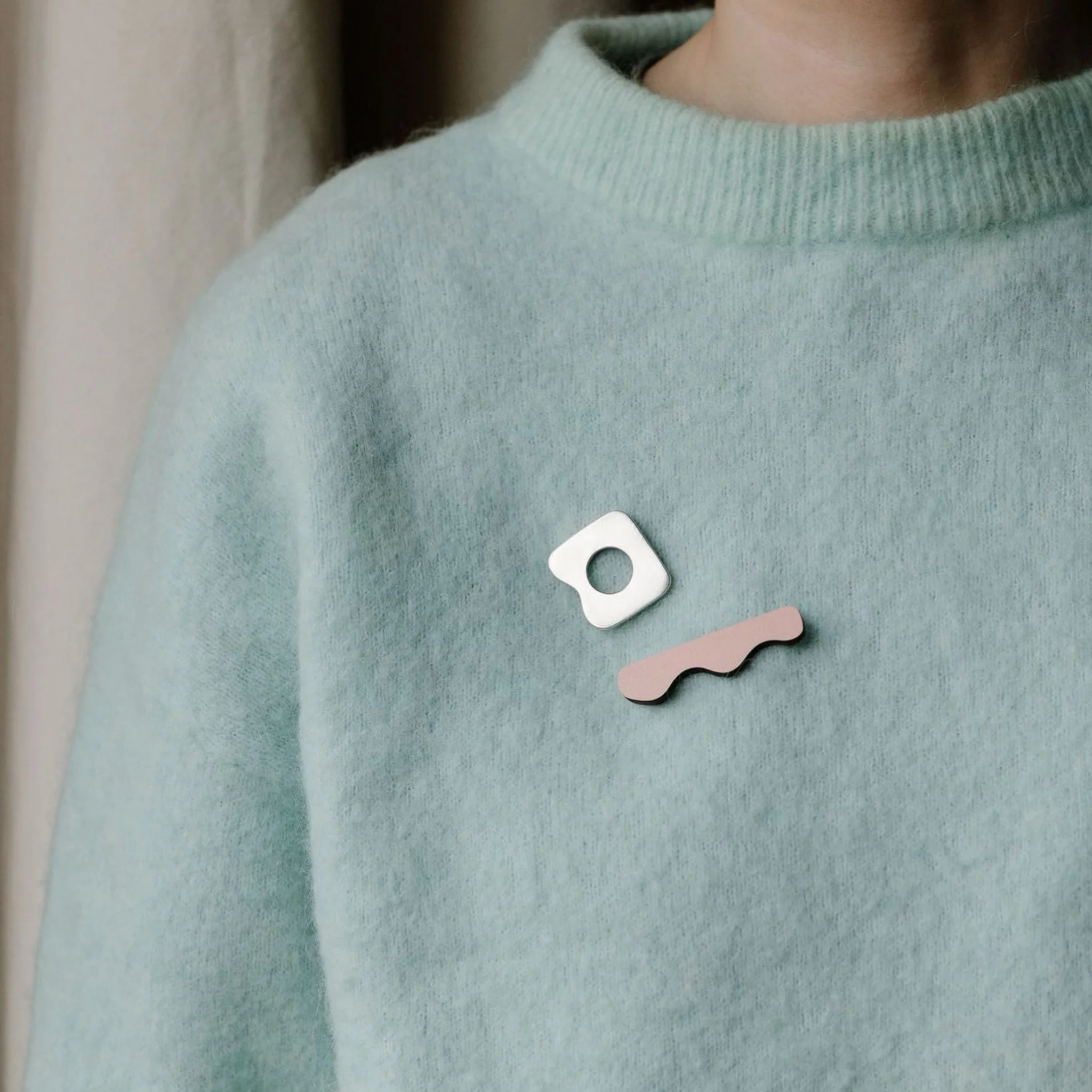 Delighted to have a selection of brooches included in the @scottishjewelleryschool&rsquo;s 10th Anniversary Exhibition at Dunblane Museum ✨

The exhibition celebrates ten years of the school, bringing together work from past and present students, tut