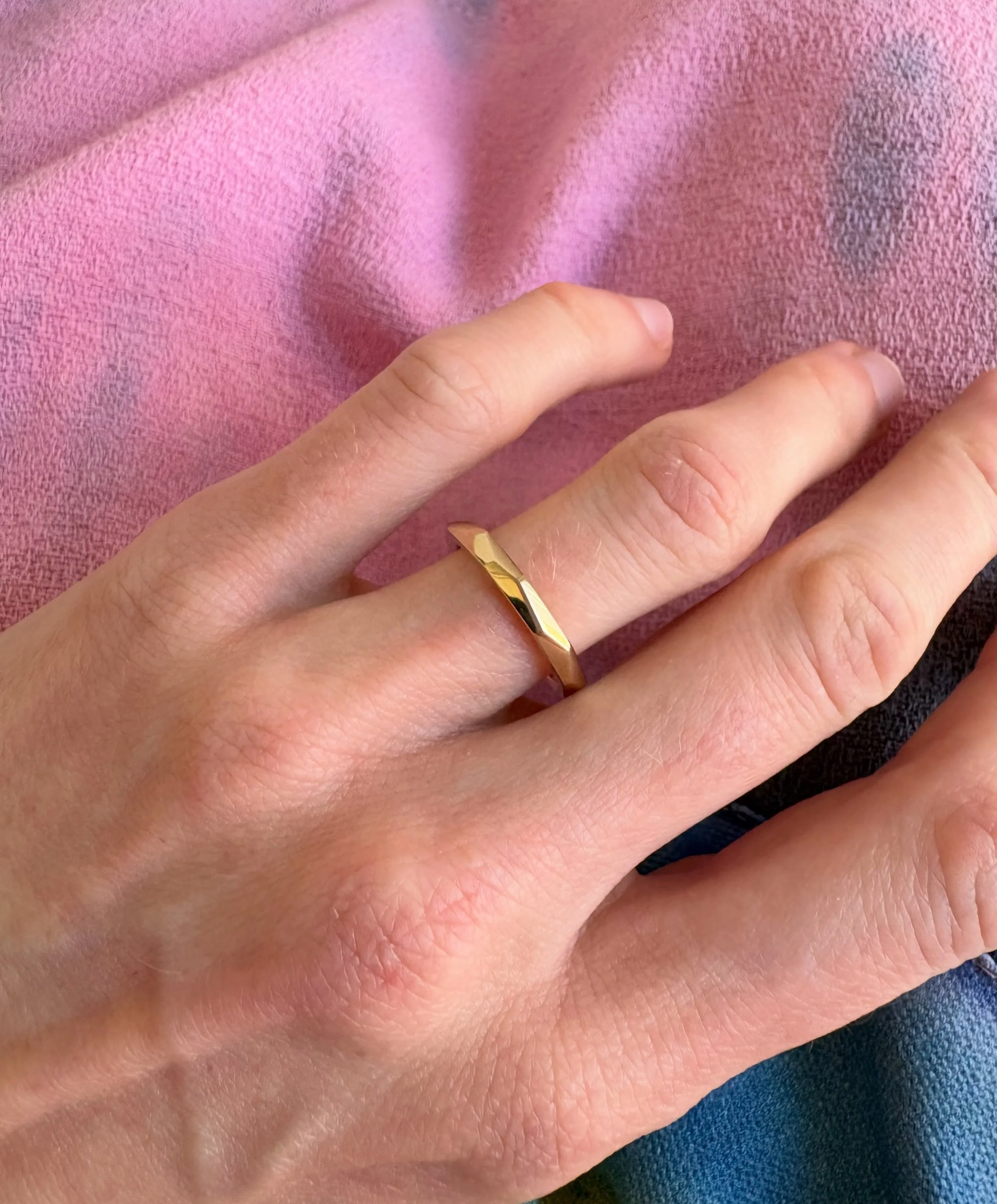 A polished version of the Geo Carved Ring ✨

Usually finished with a matte, textured surface, this one is polished to a high shine to really catch the light and maximise the facets.

Shown here alongside my favourite colourful work apron by @lauralau