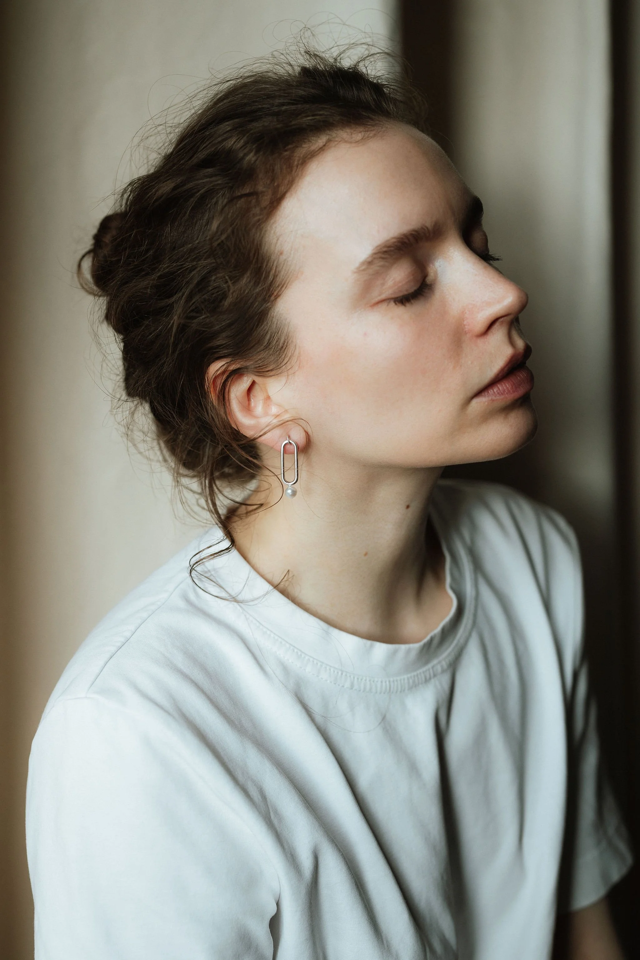 small-pearl-link-earrings-model-lowres.jpg