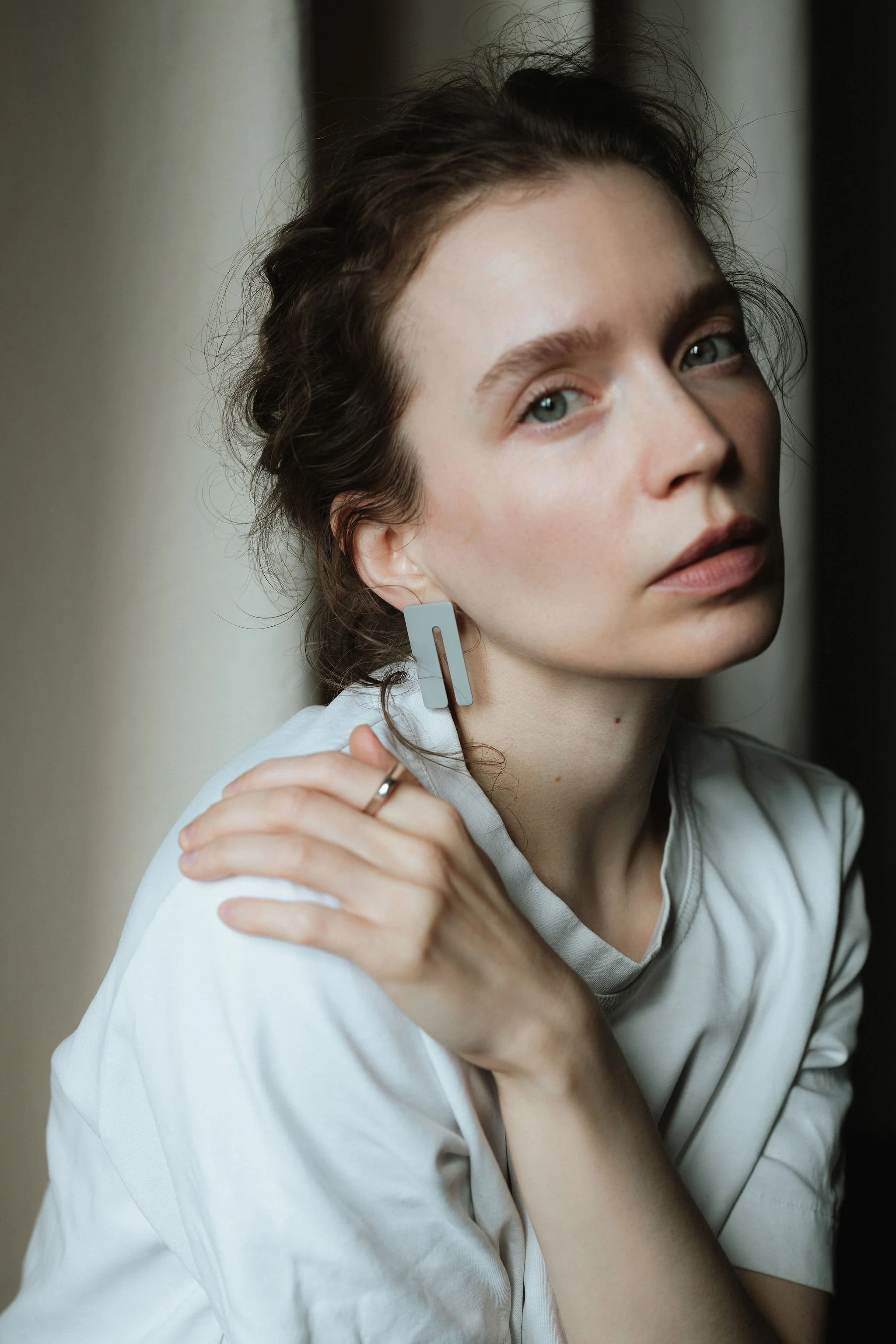 slot-earrings-grey-model-2-lowres.jpg