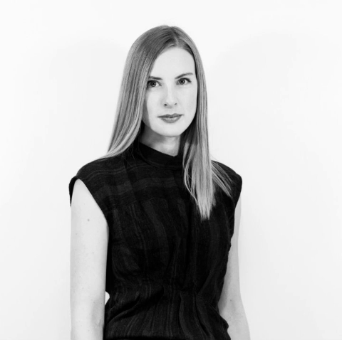Laura Stylist di RiccioCapriccio. Dolce e gentile con le persone, spietata contro le doppie punte, usa le forbici come la spada laser dei Cavalieri Jedi. Dopo aver vissuto a Tenerife e a Londra lavorando per Vidal Sassoon, ha scelto Roma e RiccioCapriccio per sfoderare la sua arte.