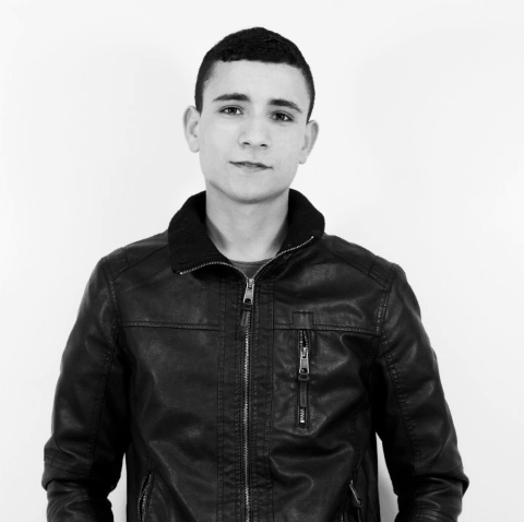 Ahmed Assistente junior di RiccioCapriccio. Ha solo diciassette anni ma le idee molto chiare: diventare un grande colorist. Il suo massaggio dopo lo shampoo è ormai leggendario.