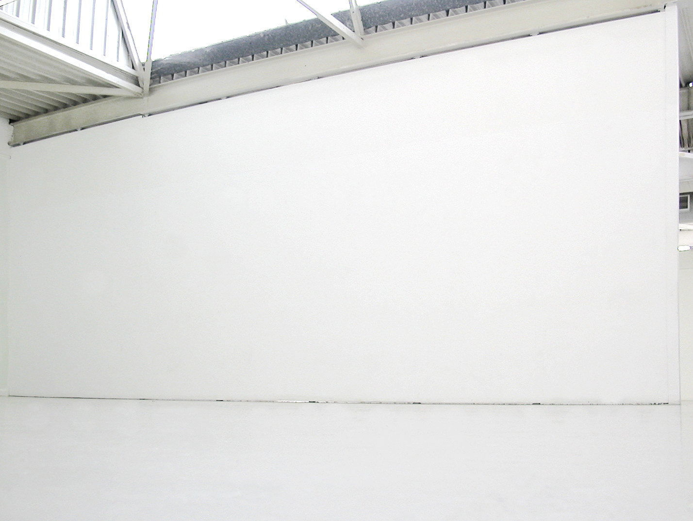    PIEDRAS BAJO TABIQUES   2009; 800 × 300 x 15 cm, 352 cantos rodados de 2 cm de alto bajo tabiques en la Universidad de Barcelona. 