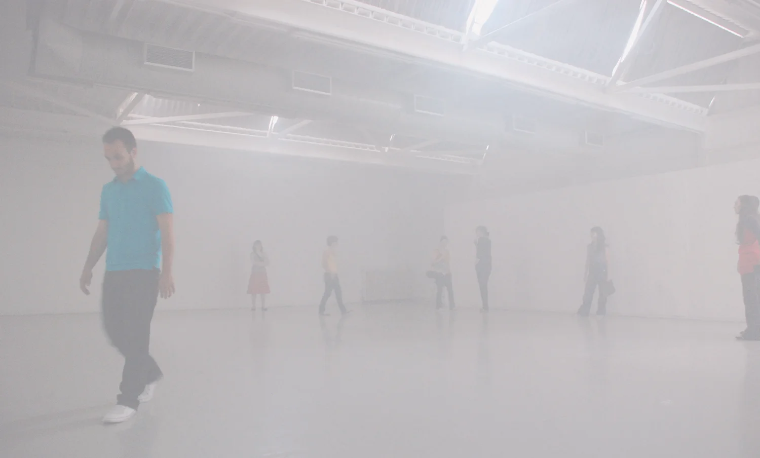 HABITACIÓN CON HUMO   2009; habitación vacía con humo en la Universidad de Barcelona.