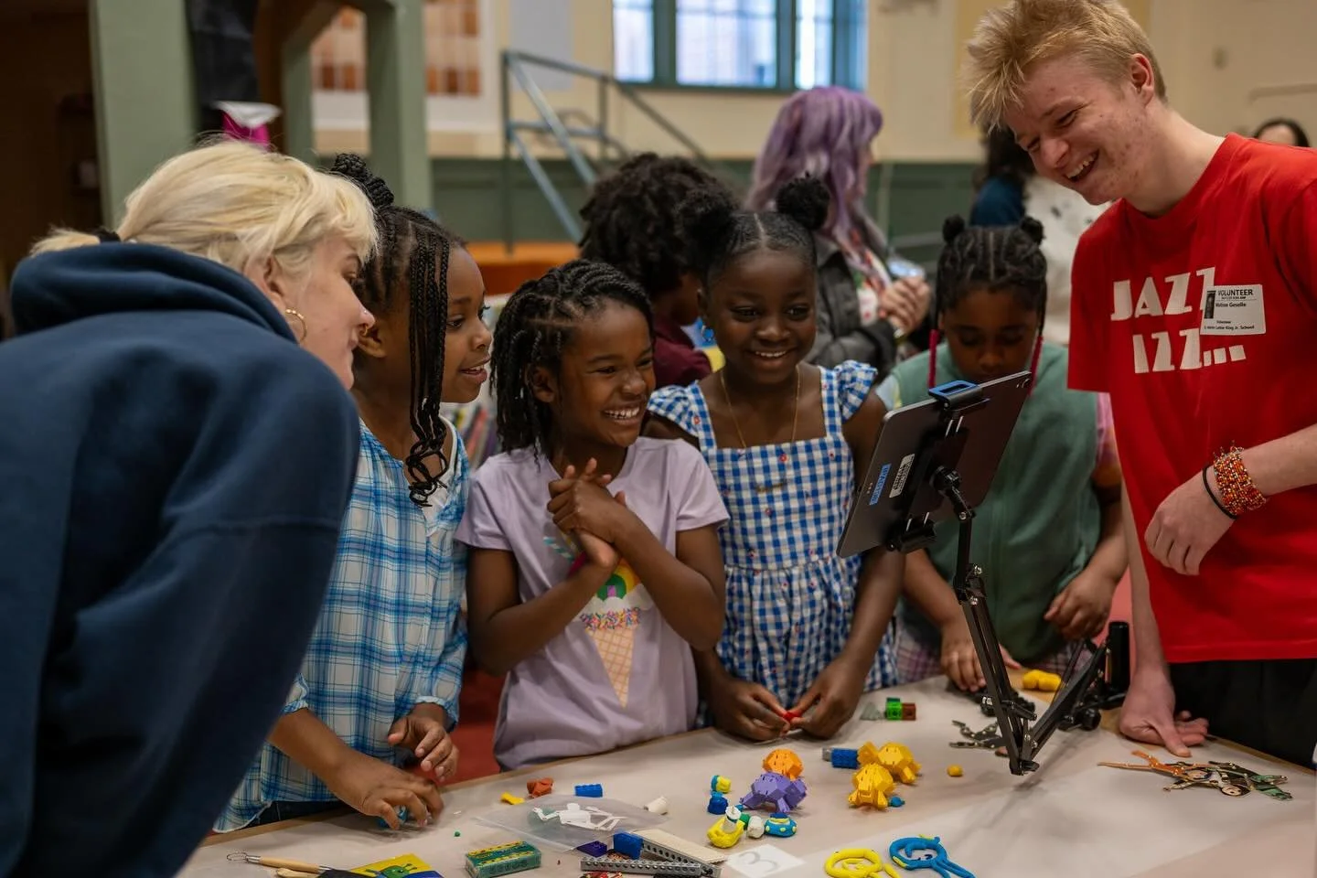 We had the benefit of welcoming special guests Mylun Jackson and others from @laikastudios as our guest lecturer as part of the Sankofa at KSMoCA Community Lecture Series. Students in Mrs. Moogs class with help from our Art w/kids Mentors were introd