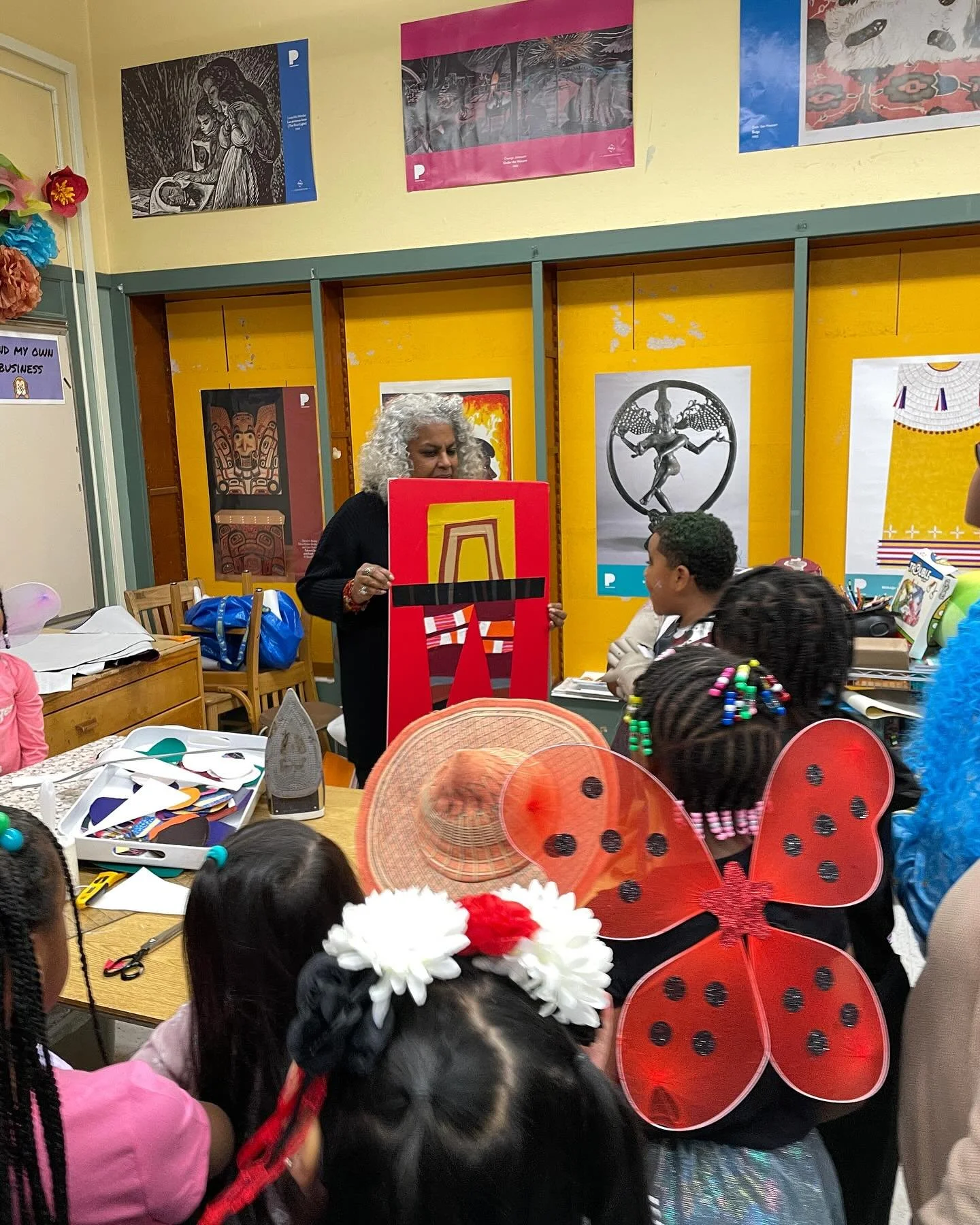 🌟What a time! A special Halloween Artist Workshop with Adriene Cruz. 🎃

This week we had the pleasure of welcoming Adriene Cruz, a textile and quilt artist with a passion for colors and textures, for an Artist Workshop with the 1st graders at Dr. K