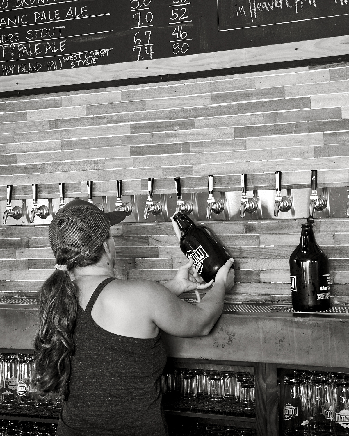  POURING A SCREW-TOP-GROWLER AT HONOLULU BEERWORKS 