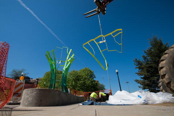  Turkish artist Sabri Gokmen (black T), along with fabricators Joe Riche (black cap, thick beard) and Jason Below (no hat) of Denver-based demiurge and local concrete specialist Chuck Wolcott (blue helmet), install Calyx, a computer-generated welded 