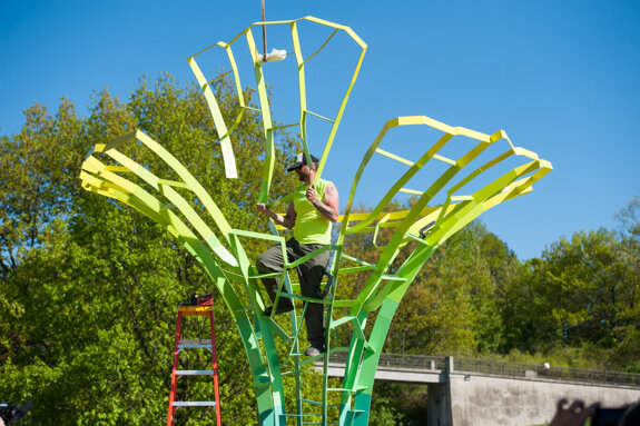  Turkish artist Sabri Gokmen (black T), along with fabricators Joe Riche (black cap, thick beard) and Jason Below (no hat) of Denver-based demiurge and local concrete specialist Chuck Wolcott (blue helmet), install Calyx, a computer-generated welded 