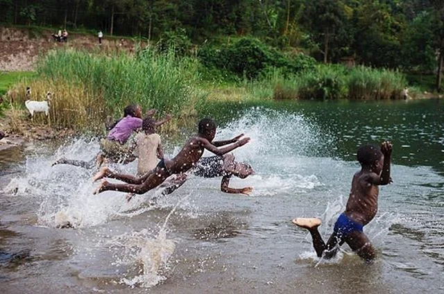 Summer. #lakekivu
.
Photo inspirarion by @mariaschifferphotography
.
#kivucoffee #kivu #summer #isnt #over #photography