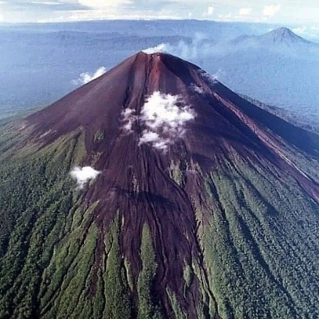 Saturday&rsquo;s photo inspiration via @ngazaire 🏔 The dramatically beautiful Nyaragongo #Kivu #Congo
.
#kivucoffee
#photoinspiration 
#drcongo
#kivuregion