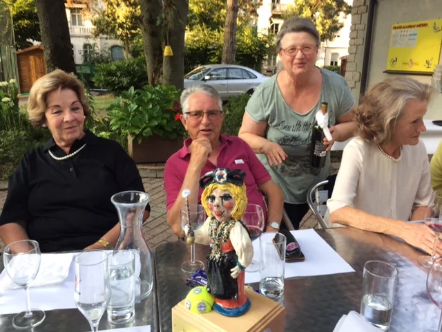Jacqueline Hosp, Präsident Peter Odenheimer, Wirtin Svetalan Zivkovic mit Hans-Epper-Wanderpokal.