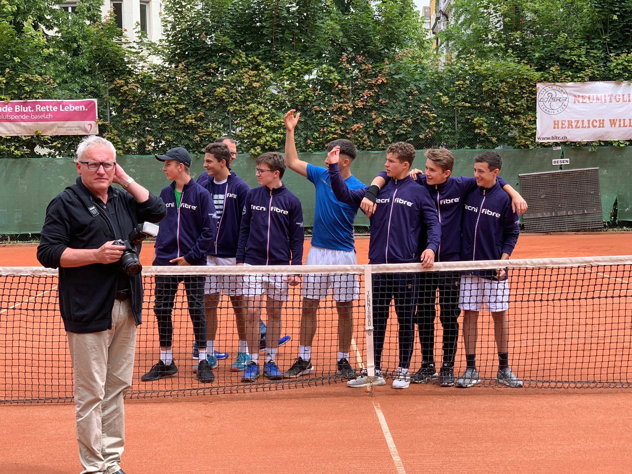 Captain und Trainer sollen aufs Bild von Gundeldinger-Zeitung-Boss Thomas Weber kommen: BLTC-Junioren winken Ivo und Vito Gugolz zu sich.