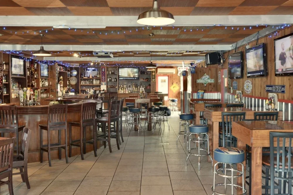 restaurant in Pleasant Prairie, sports bar Southeastern Wisconsin, outdoor seating volleyball courts