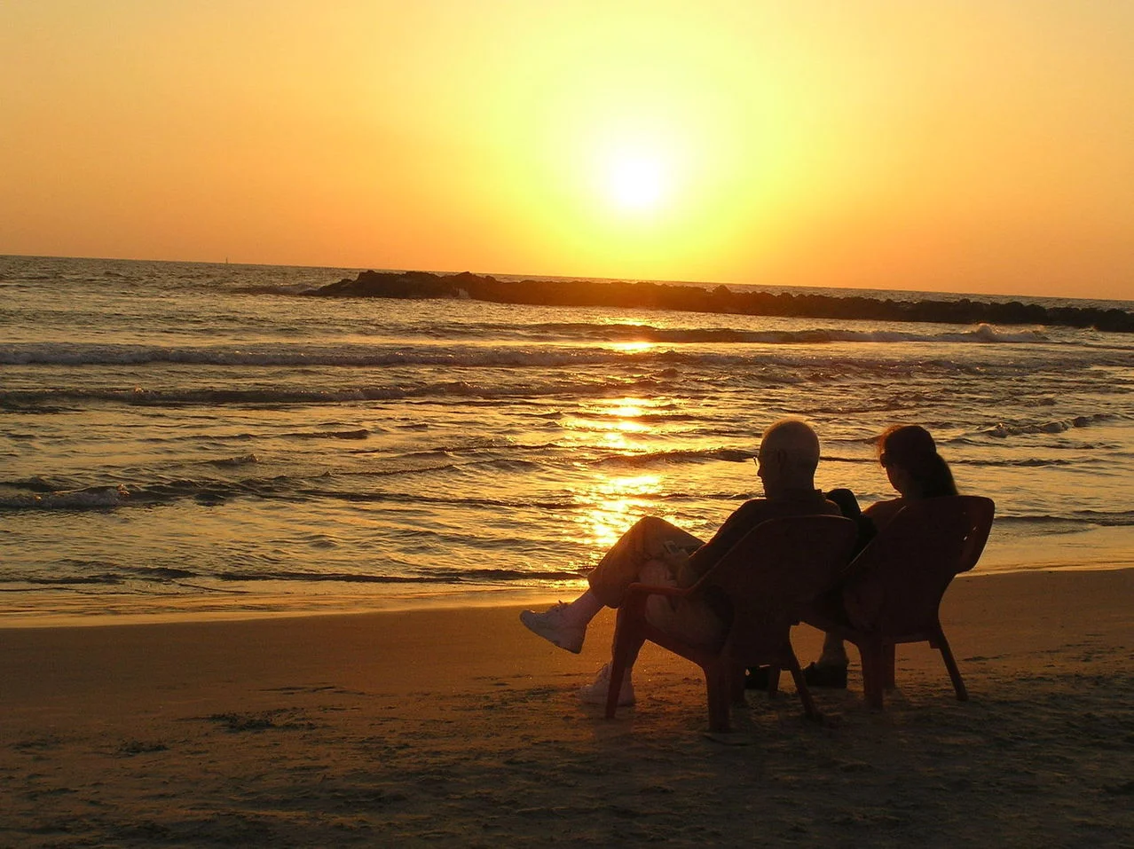 sunset-couple-1563169-1278x956.jpg