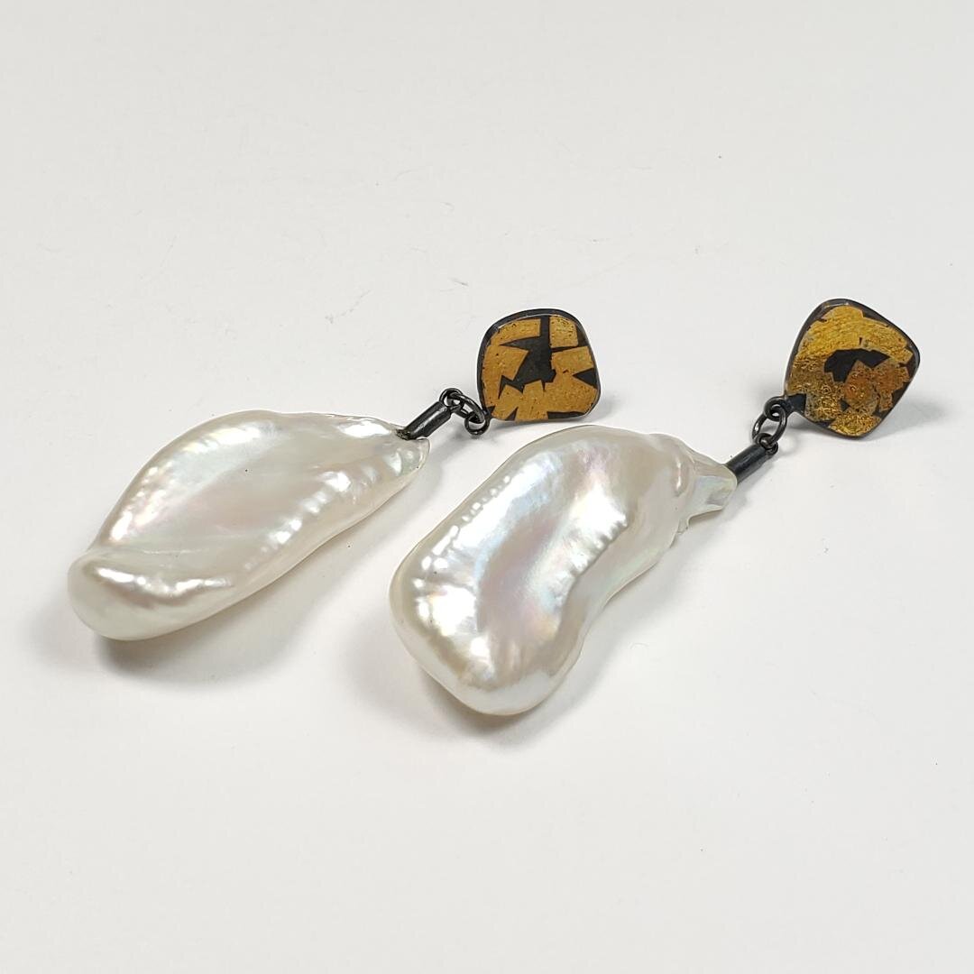 Baroque pearls earrings.