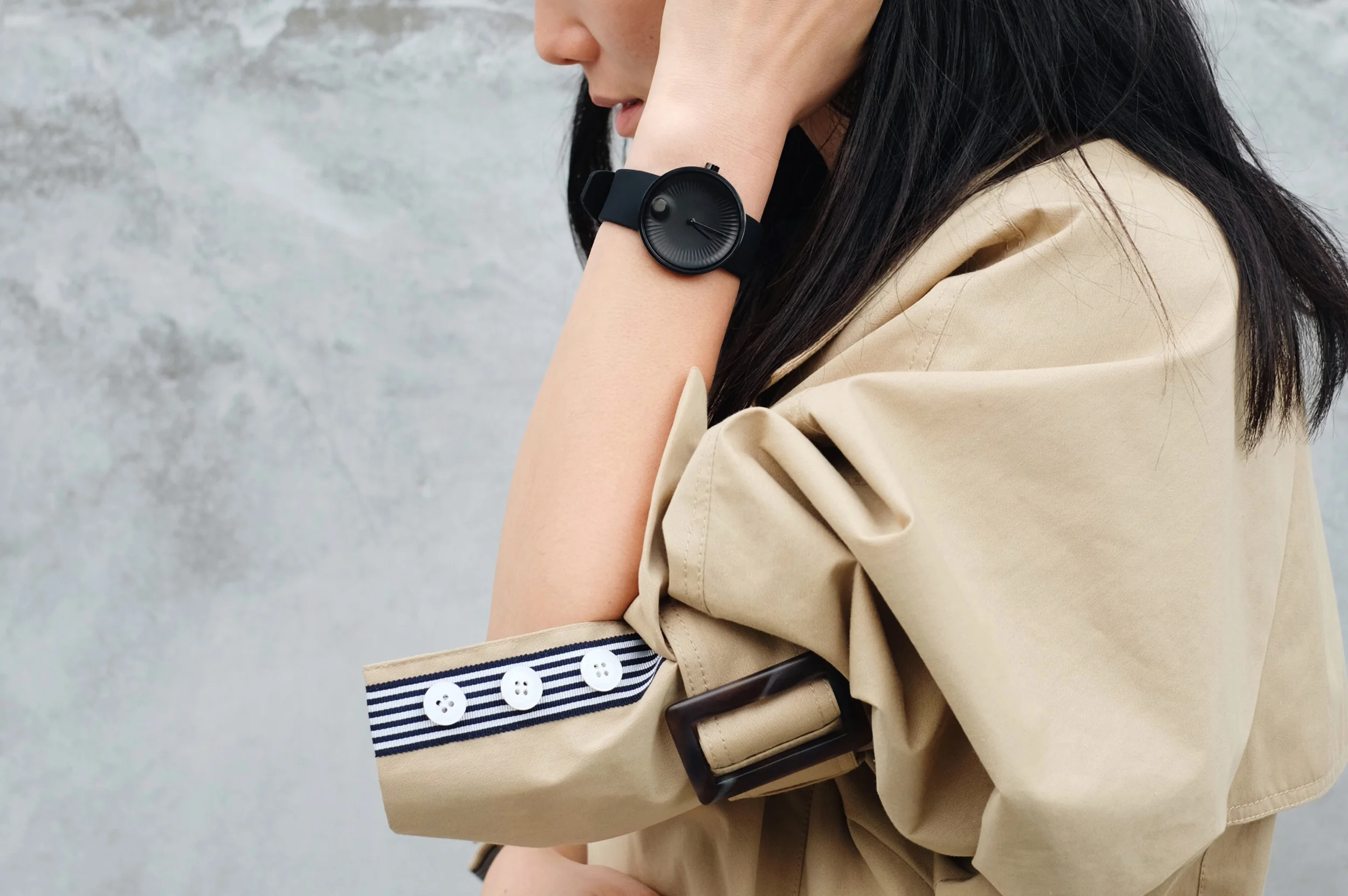 LOW CLASSIC Trench coat / MOVADO Edge watch / CITIZENS OF HUMANITY Culottes / VEJA Sneakers / JESS HANNAH Lynx Ring / KAT KIM Ring