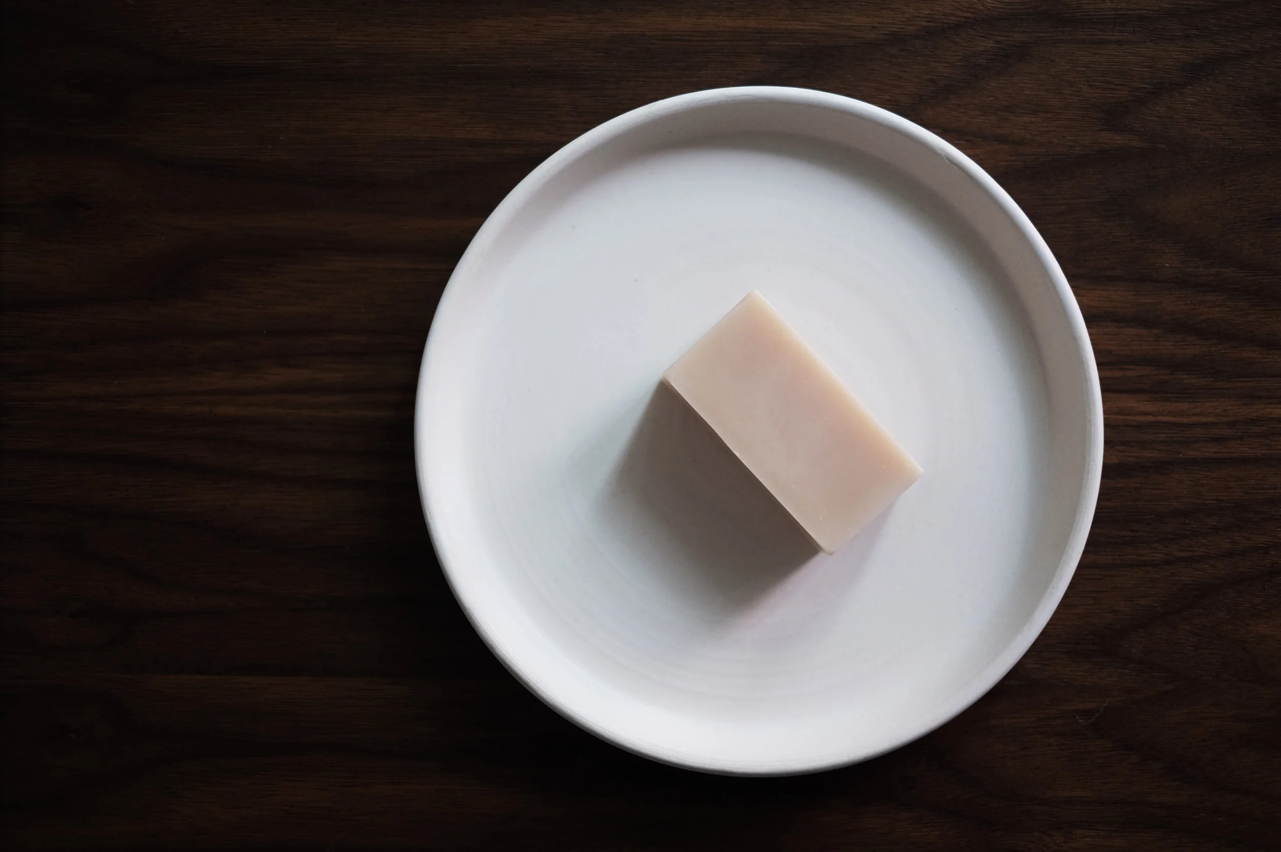BINU BINU Hibiscus Clay Facial Soap / NOTARY CERAMICS Plate
