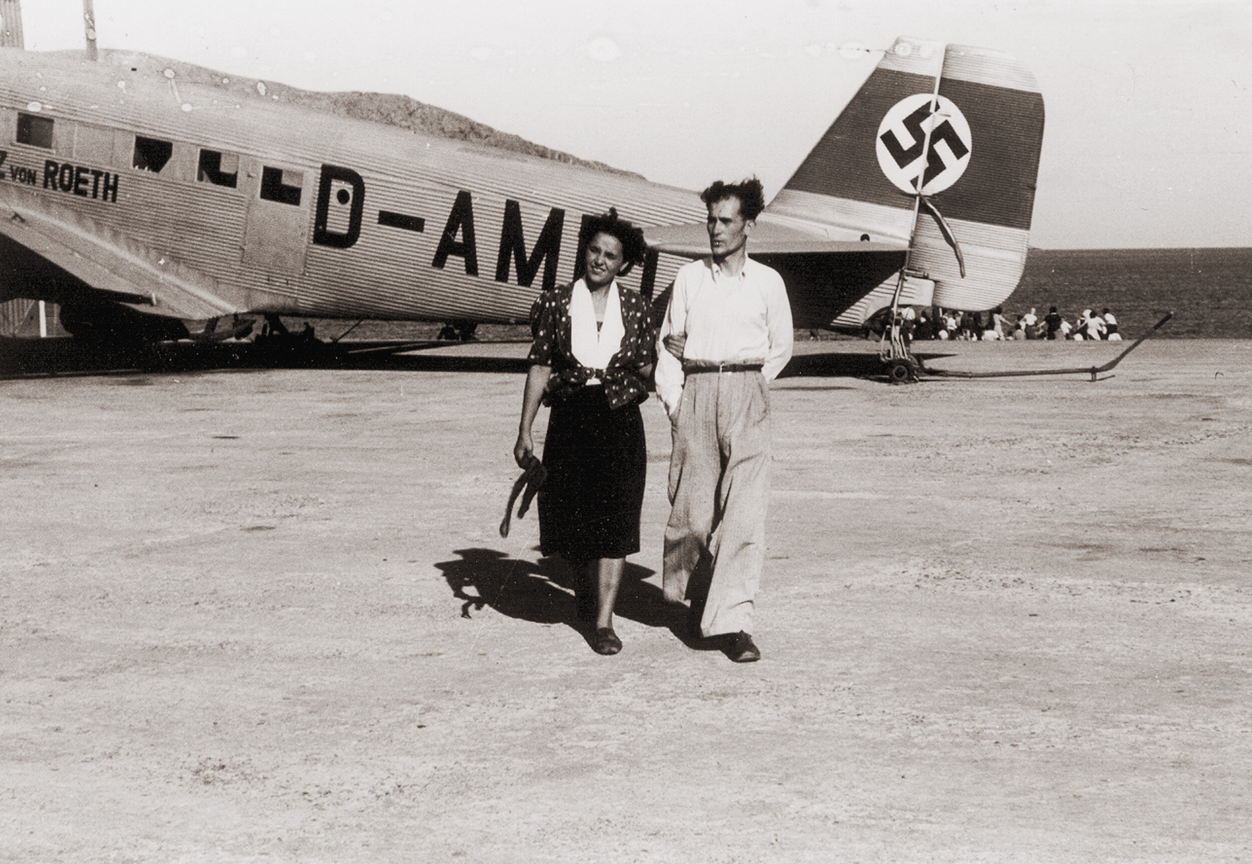 HERMANOS SUÁREZ ROBAINA- Aviación nazi en Gando- circa 1938 a 1940. Fedac.jpg