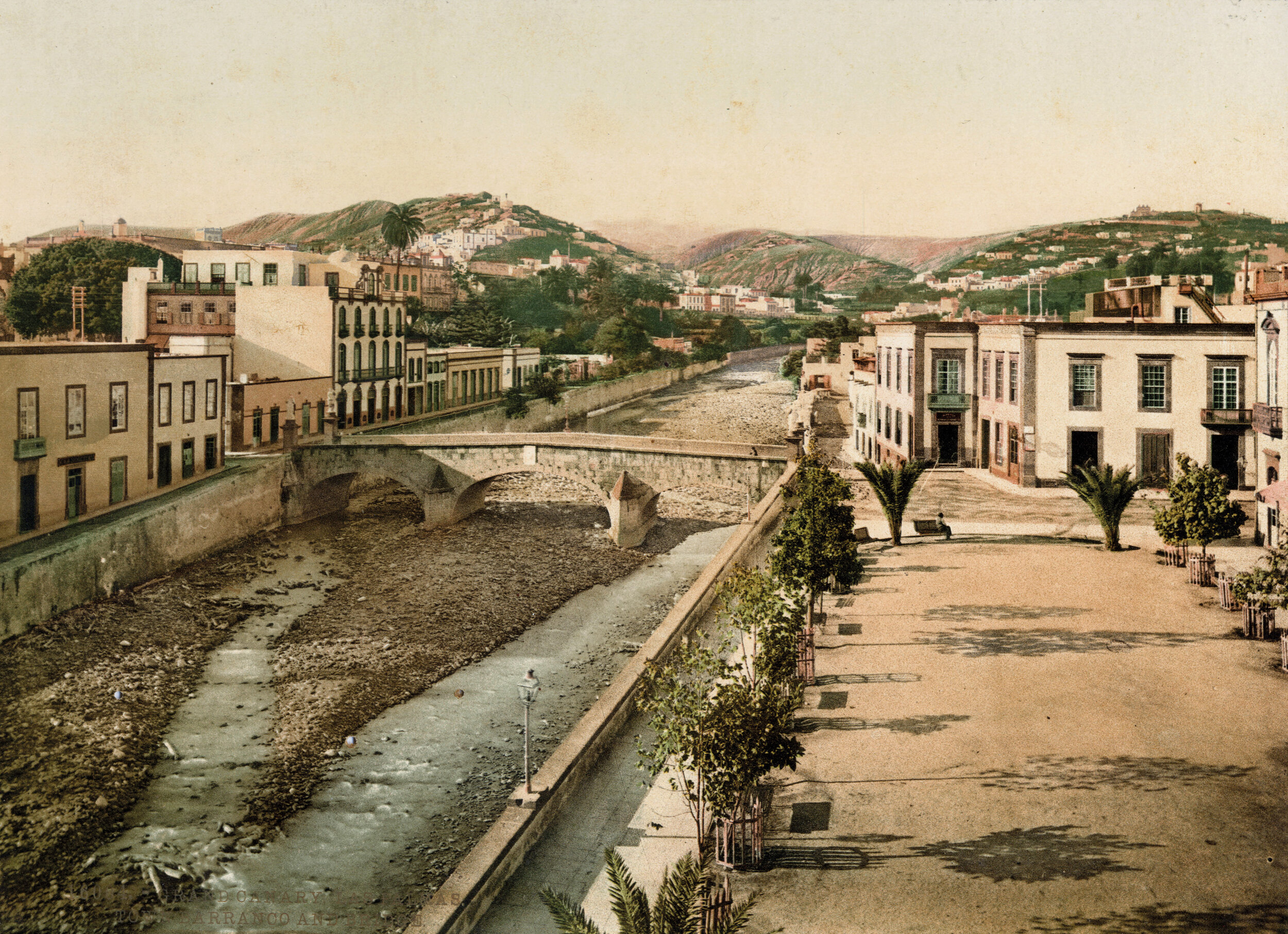 CARL NORMAN Puente de piedra y barranco de Guiniguada Photochrom 1893- Archivo de fotografía histórica de Canarias-Fedac.jpg