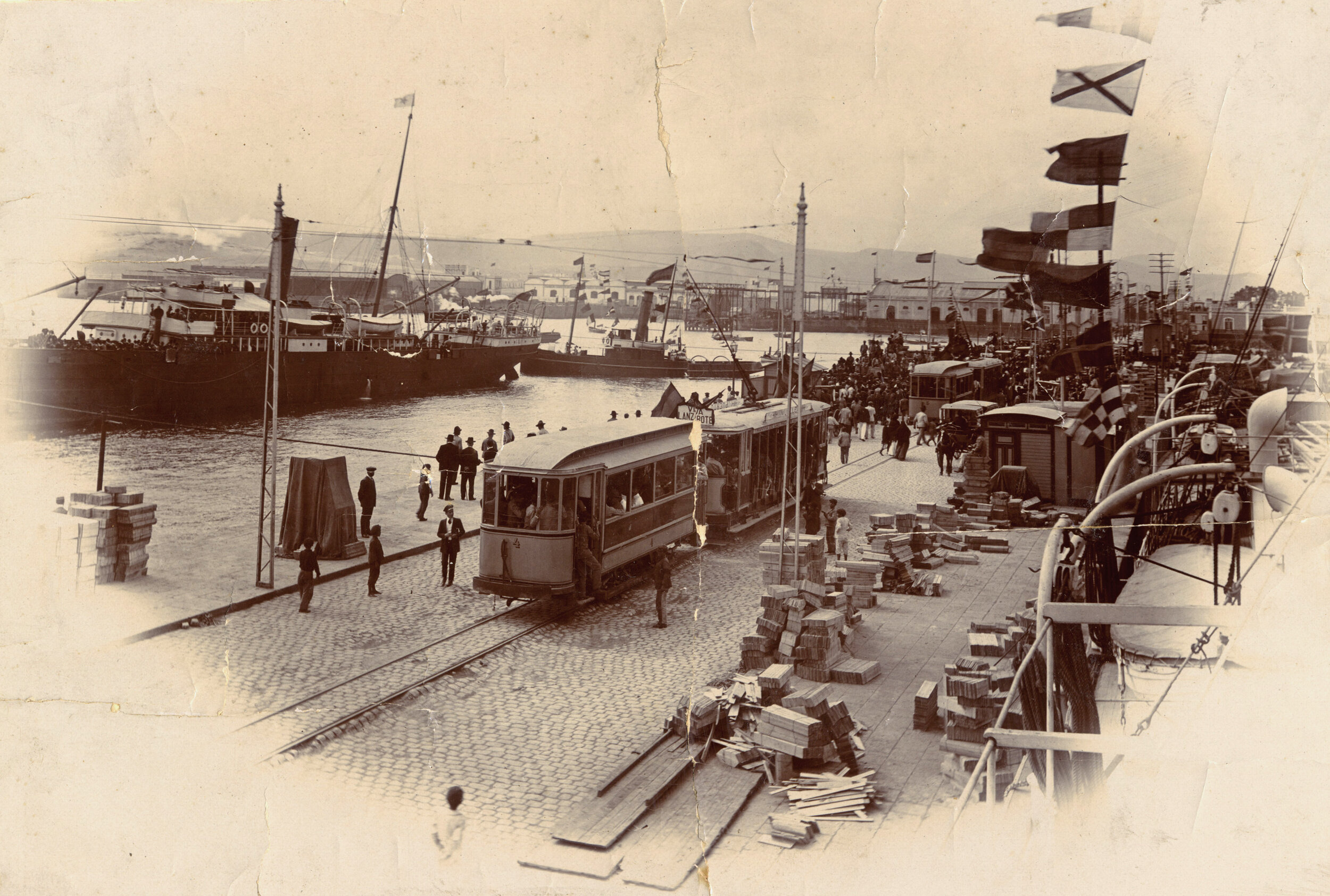 JOSÉ ALONSO GARCÍA- Llegada al muelle de Santa Catalina de la delegación de las Canarias orientales que fue a España buscando la división provincial y regresó con la que sería Ley de Cabildos de 1912. 1911-FEDAC.jpg