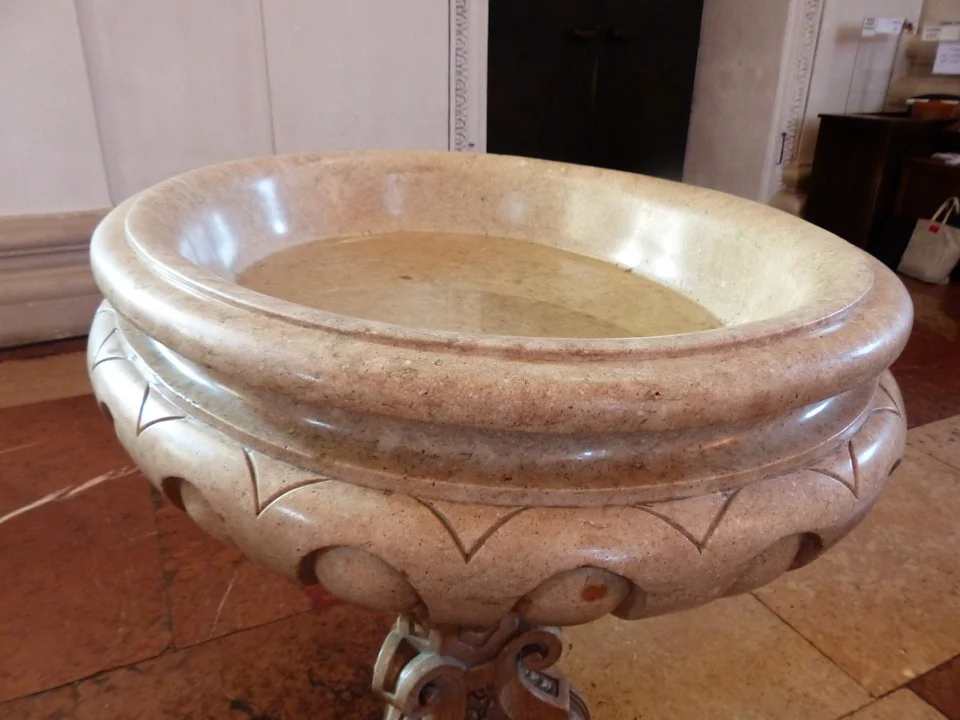 baptismal-font-116878_960_720.jpg