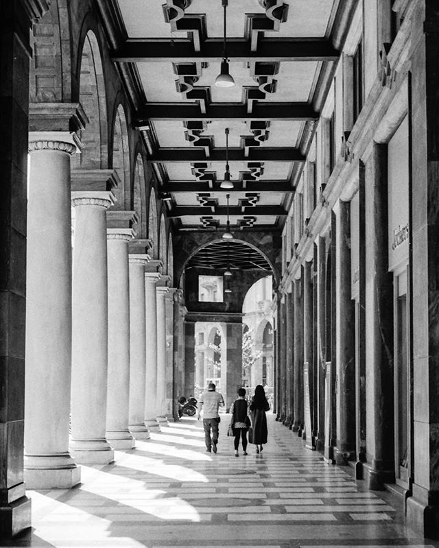 #streetphotography captured with #leicaM6 #Leica with a stunning #summicron50mm with a film-roll of #35mm #kodak #kodaktrix400. #developed in my #darkroom without any post processing #noedit. #ishootfilm #filmisnotdead #buyfilmnotmegapixels #analogph