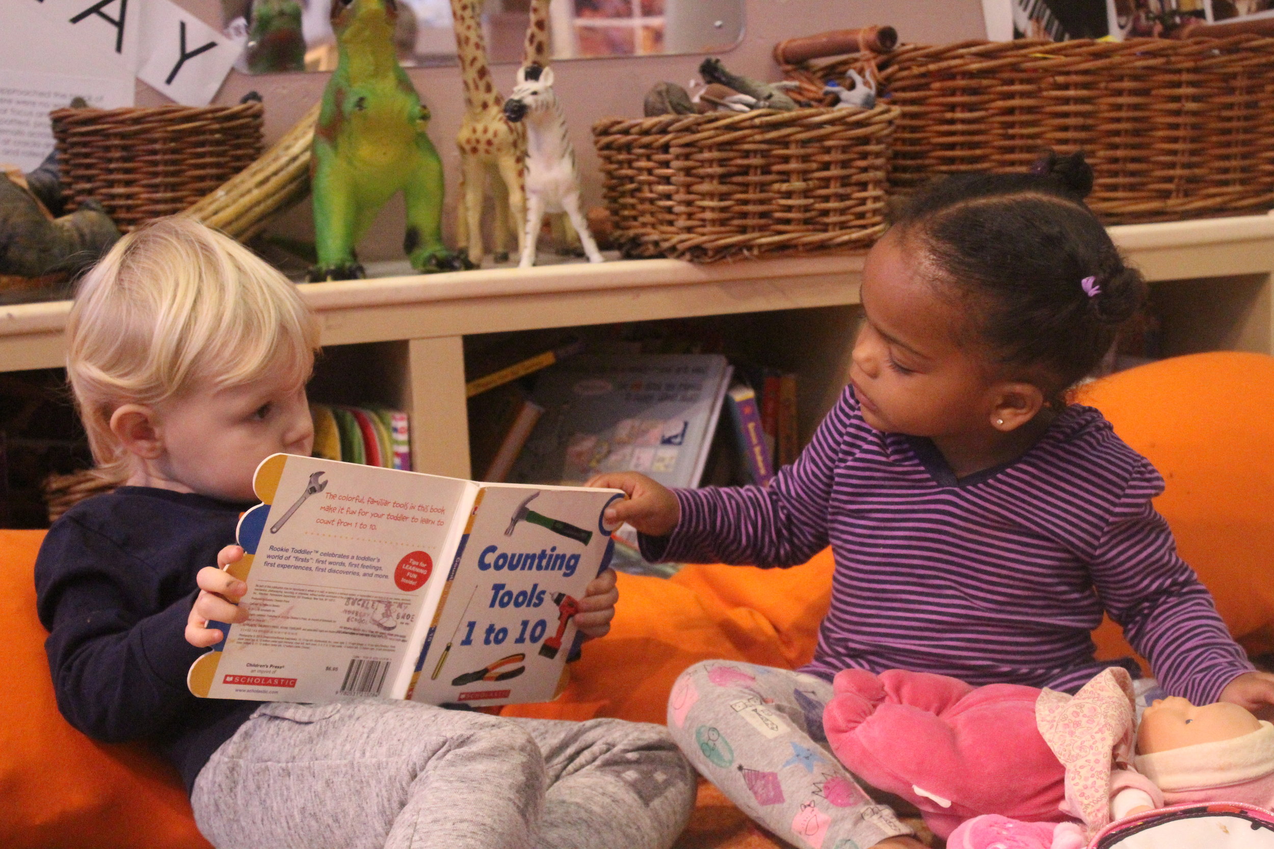  Reading with friends 