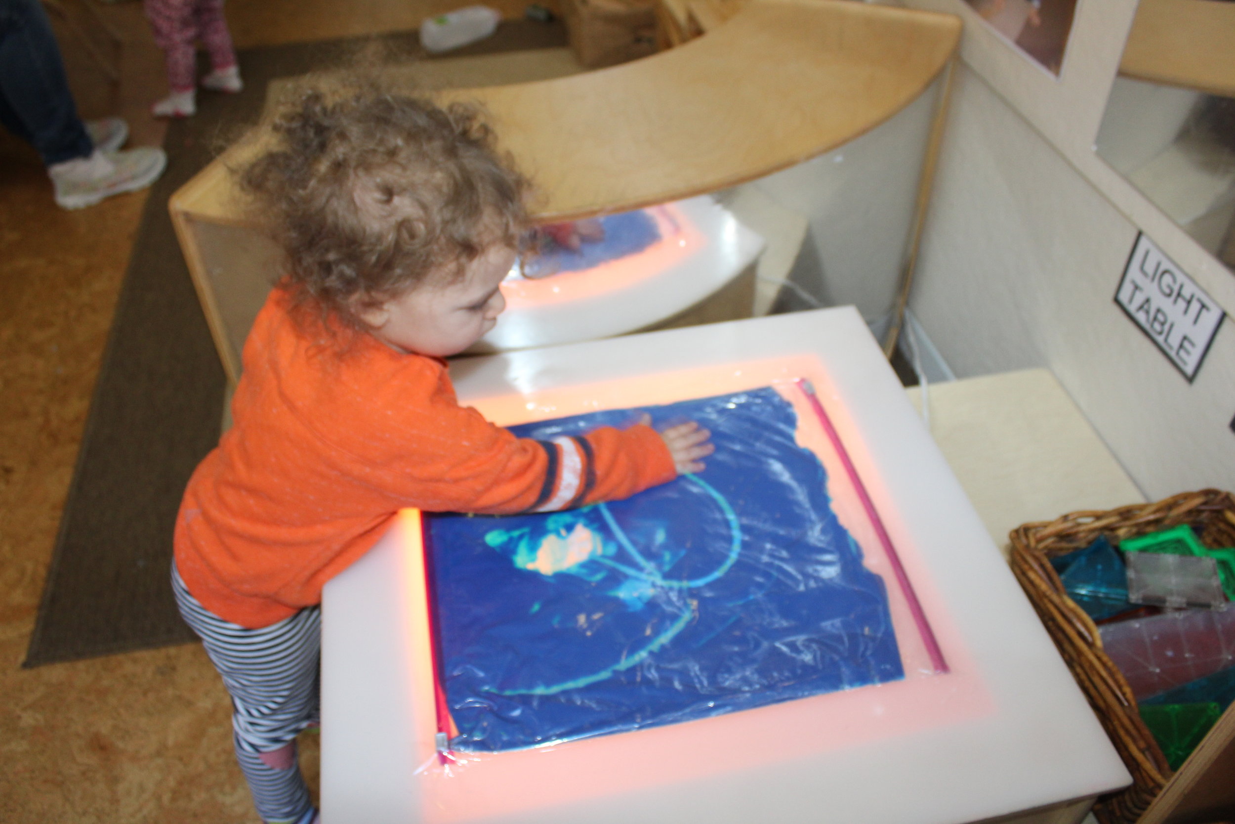     Exploring the color blue using a Ziploc Bag, creates a sensory experience.&nbsp; The children are not only internalizing the color blue but are patting, pressing and forming different imprints with their fingers.&nbsp; They are also observing the
