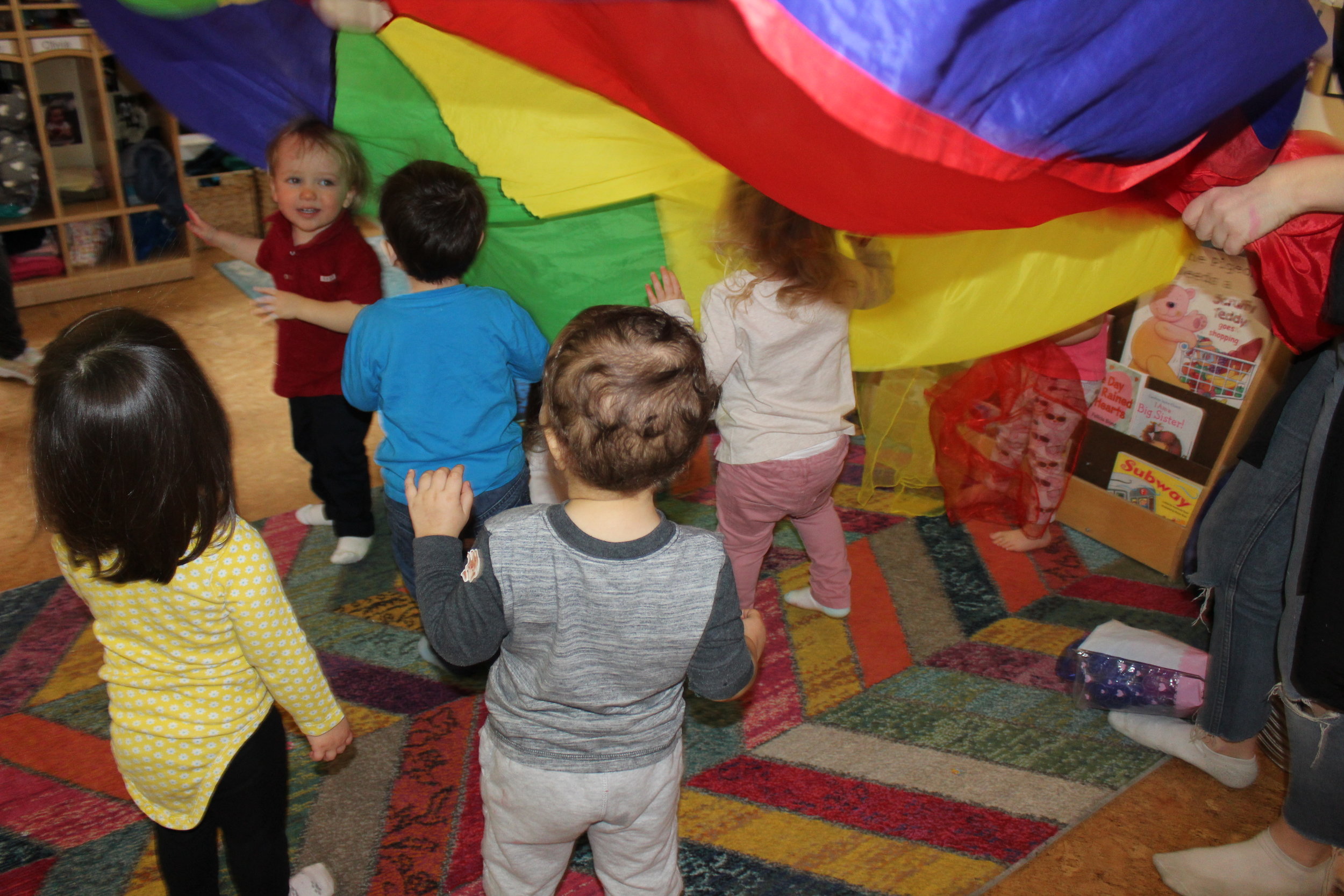  A parachute can create soft, whispering sounds, and rippling noises, depending on how quickly it is moved.&nbsp; It encourages cooperation, strengthens upper torso, refines perceptual skills, reinforces turn-taking and sharing, promotes social inter