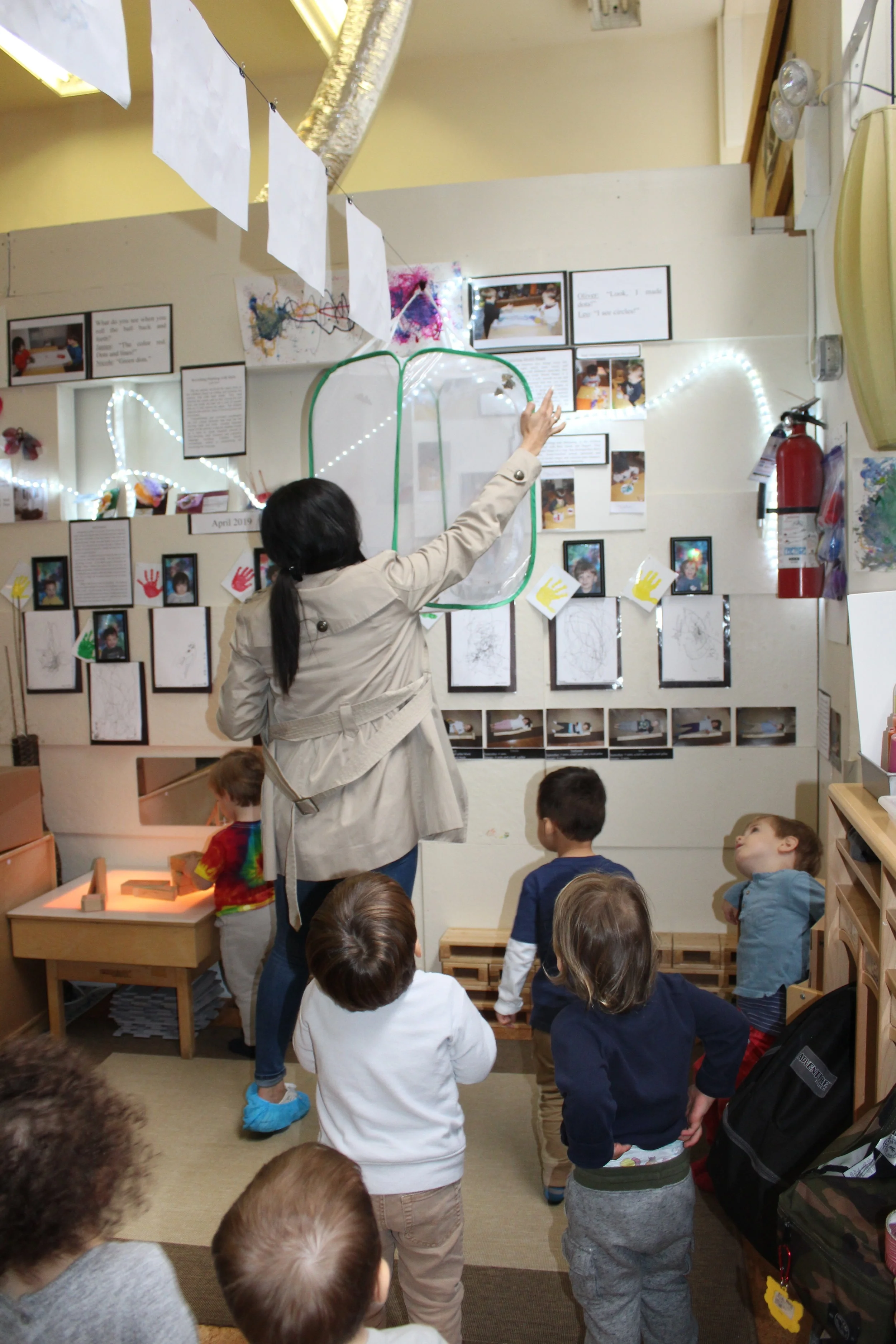      Before our Spanish session, the specialist pointed to the butterflies and counted how many butterflies we have in Spanish; the children listened and repeated! 
