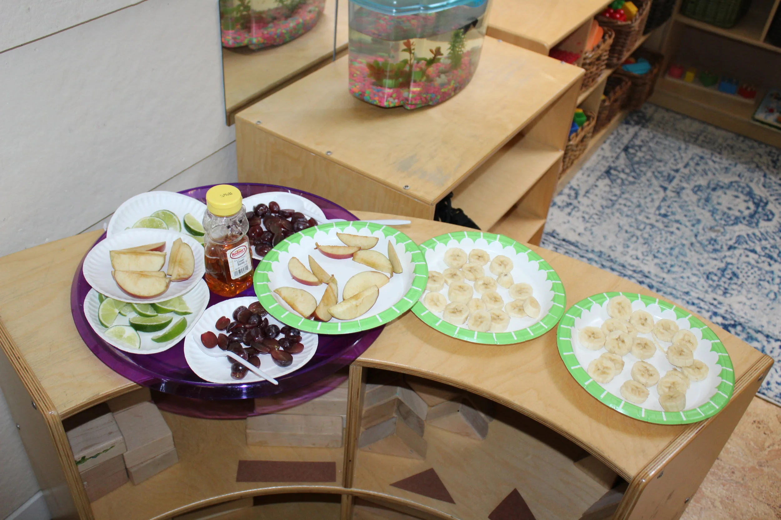  Today coking with Diane was about comparing fruits, sweet and sour.&nbsp; She also asked the children which one they liked best.&nbsp; Many chose grapes and bananas!   