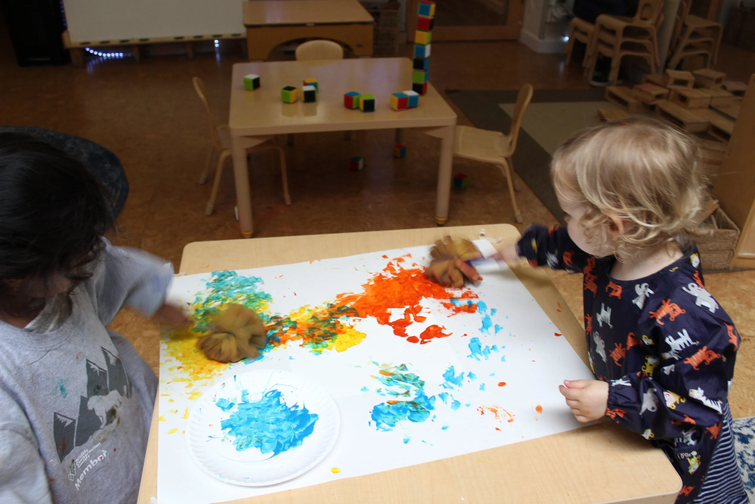  The children painted a Congratulation poster for the Pre-K class. 